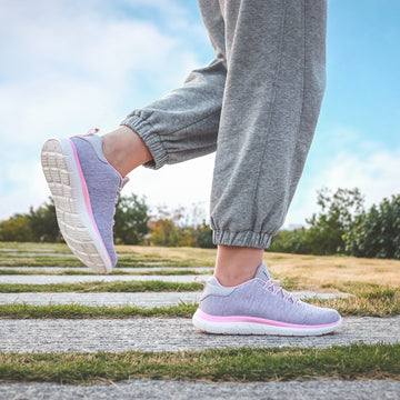 stq-walking-shose-with-arch-support-standing-outdoor