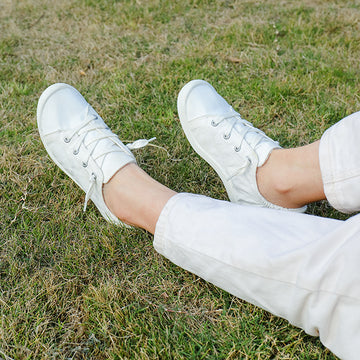 stq-women-casual-canvas-shoes-sitting-on-the-lawn